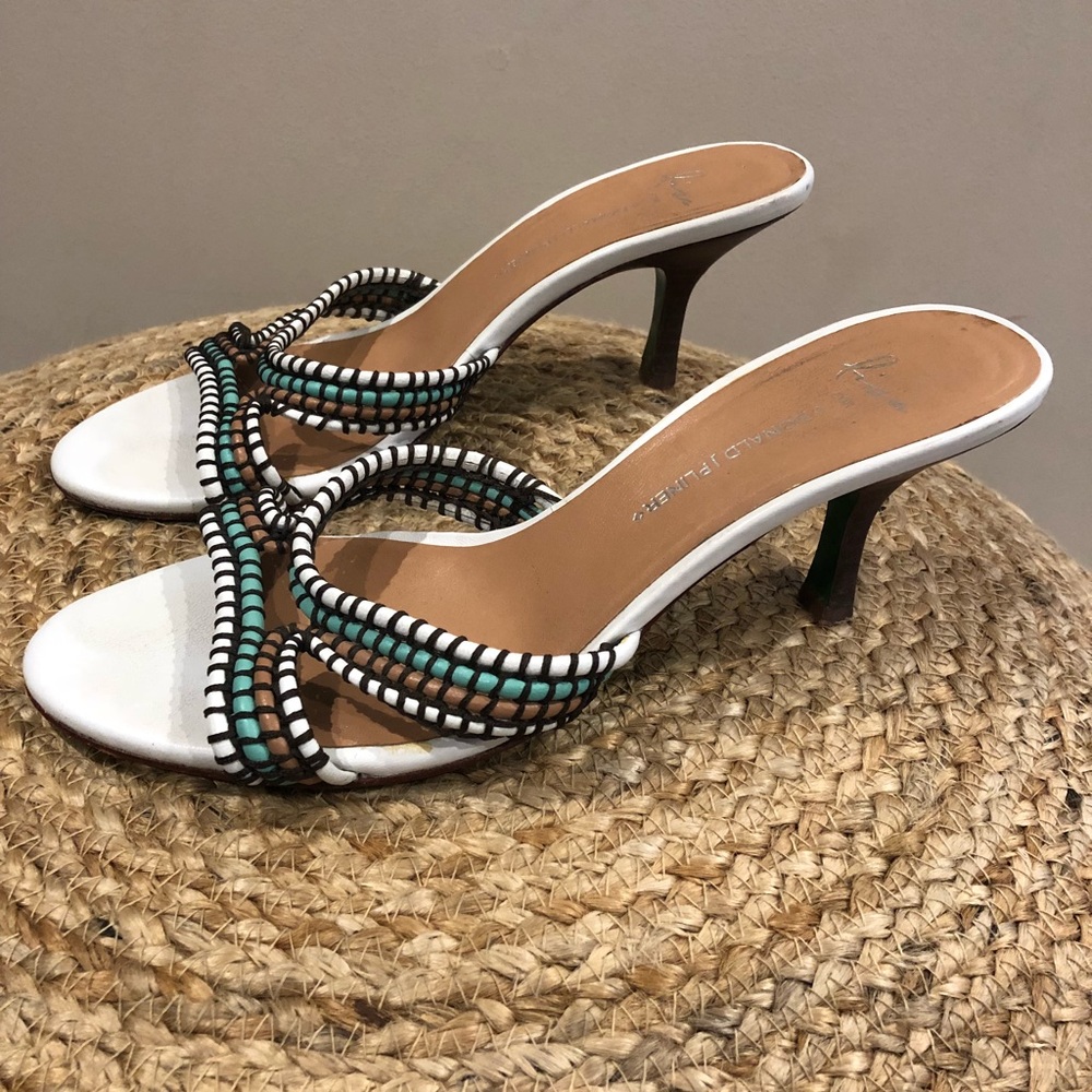 Donald Pliner White pumps